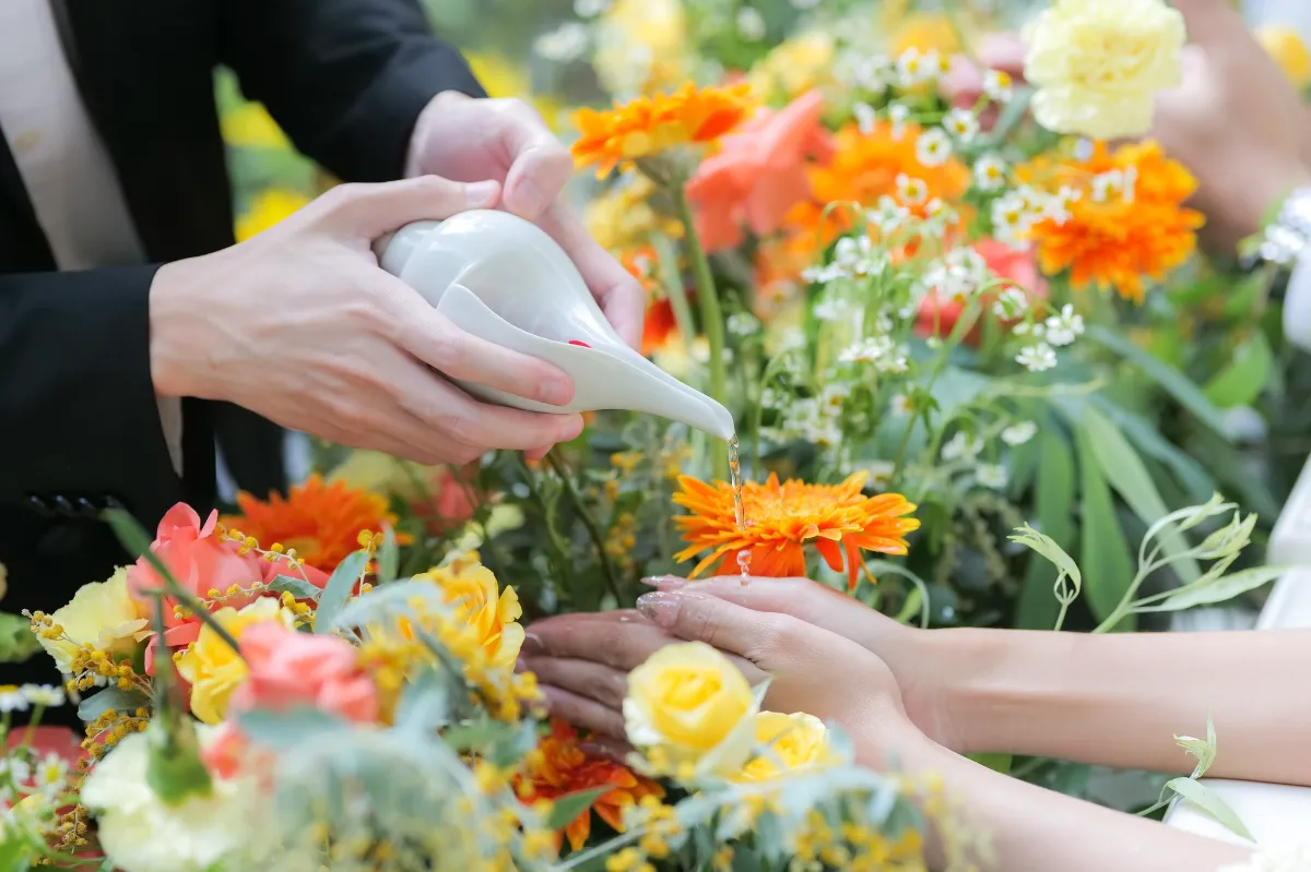 พิธีรดน้ำสังข์ในงานแต่งเล็กๆในสวน ท่ามกลางดอกไม้สีสันสดใส