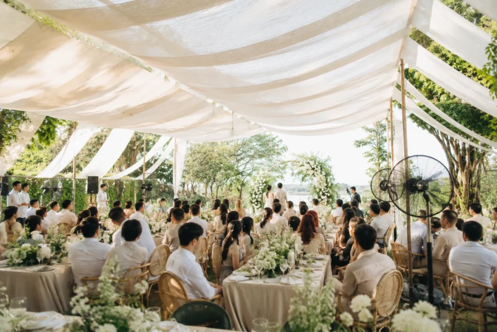 งานแต่ง Outdoor กลางวัน พร้อมโซนระบายอากาศและร่มเงา