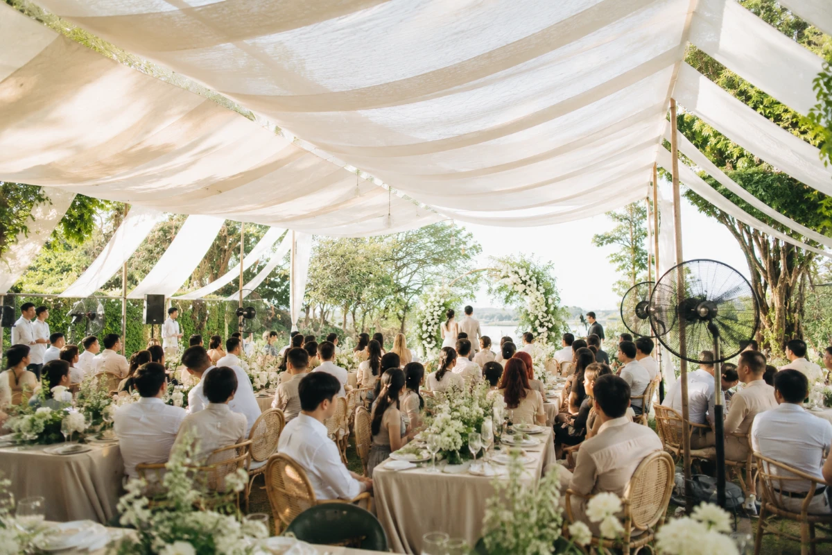 งานแต่ง Outdoor กลางวัน พร้อมโซนระบายอากาศและร่มเงา